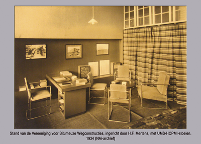 862374 Afbeelding van een stand van de Vereeniging voor Bitumineuze Wegconstructies op een onbekende beurs in 1934, met ...